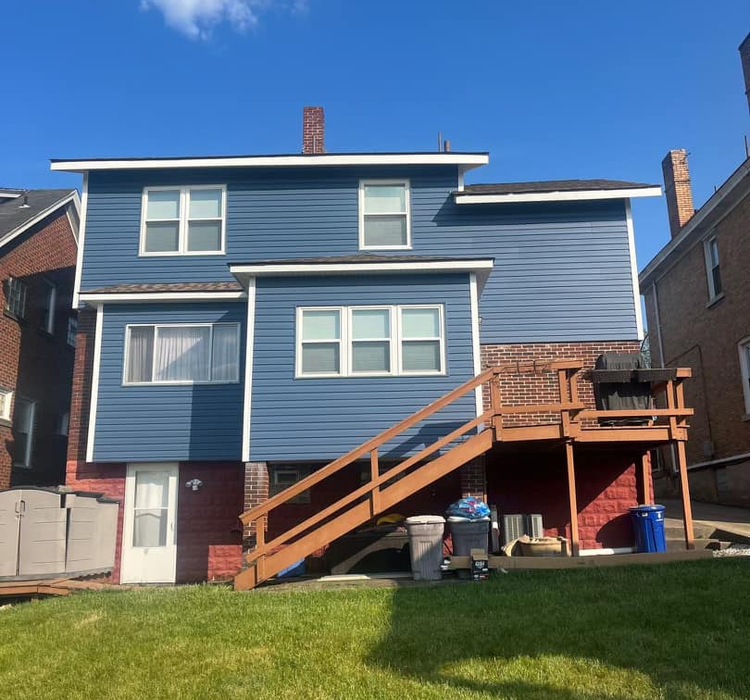 Image of a clean home exterior with well-maintained siding and roofing, showcasing Malick Brothers Exteriors’ expert care.