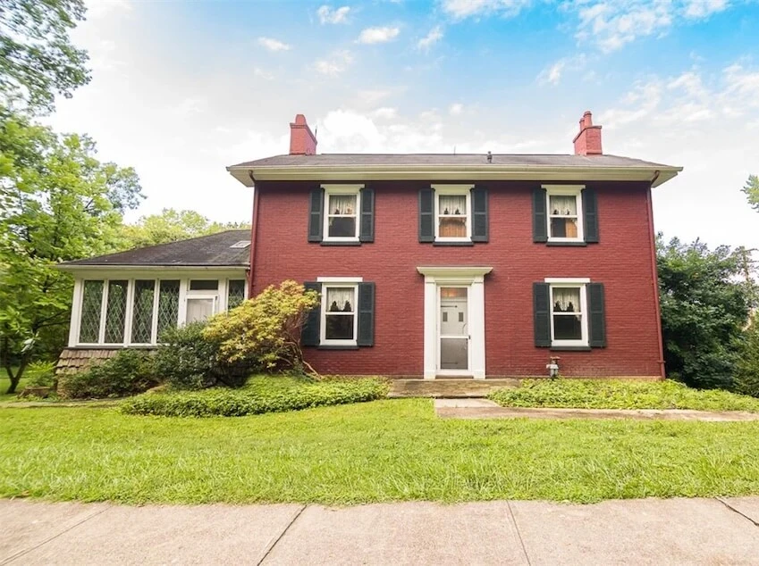 A house in Edgeworth, Pennsylvania, featured on Malick Brothers Exteriors' service area page. This image represents the high-quality roofing services we provide in Edgeworth, including roof repair, roof replacement, roof installation, and roof inspections.